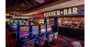 Dealer langsung duren777 membagikan kartu Texas Hold'em Bonus di studio kasino